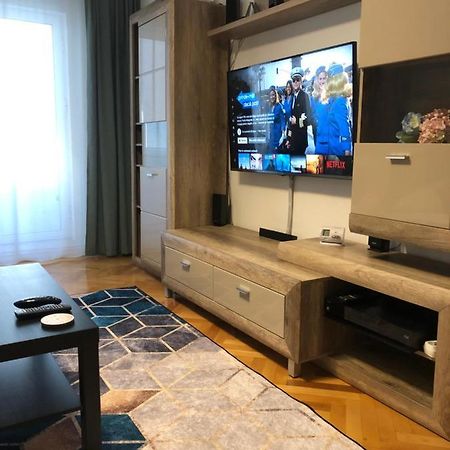 Adrian Home, Central Ploieşti Extérieur photo