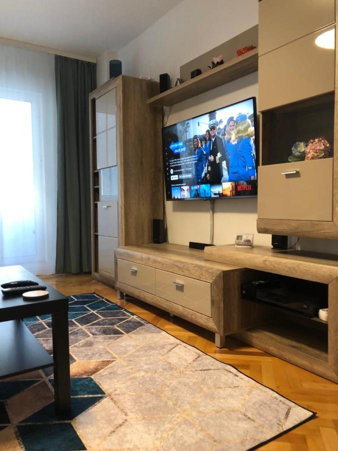 Adrian Home, Central Ploieşti Extérieur photo