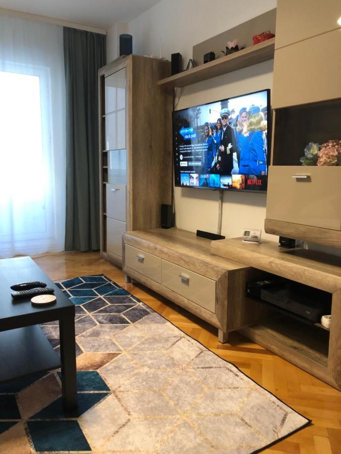 Adrian Home, Central Ploieşti Extérieur photo
